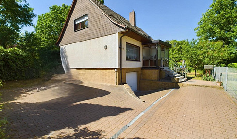 Detached house with garden near Langenhagen Airport with EBK