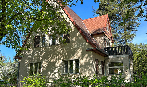 Spacious - 9 room "Fraenger" villa in Potsdam Stern with a great natural plot