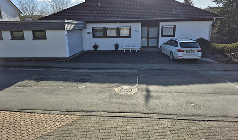 Schönes Einfamilienhaus mit Einliegerwohnung und großem Garten