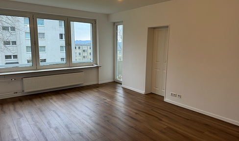 Refurbished 2 room apartment on the first floor (mezzanine) with balcony