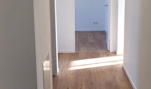 READY FOR IMMEDIATE OCCUPANCY! Refurbished 2-room apartment near Lankwitz church.