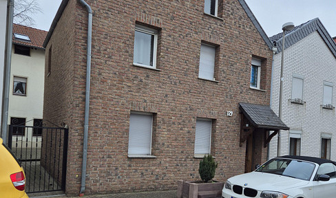 Detached house with adjoining apartment
