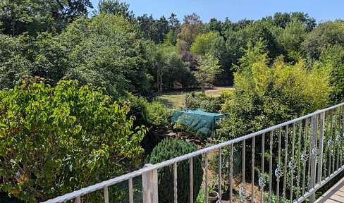 Sun-drenched 4-room apartment with fitted kitchen, located on the edge of a forest in Dreieichenhain, Dreieich.