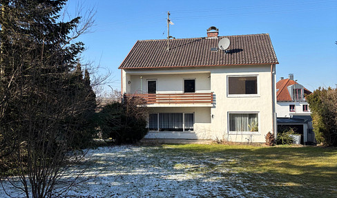 Detached family home and plot with lots of potential