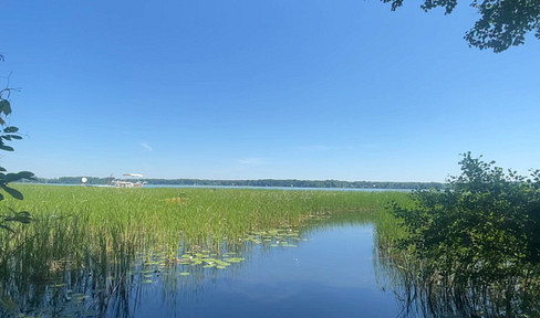Wohnen am See in der Natur: Moderne Wohnung mit Terrasse und Garten
