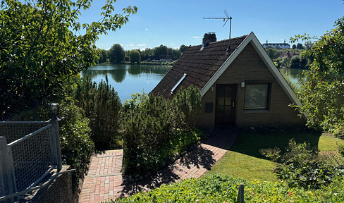 Detached house with apartment on Trentsee with castle view and jetty, commission-free