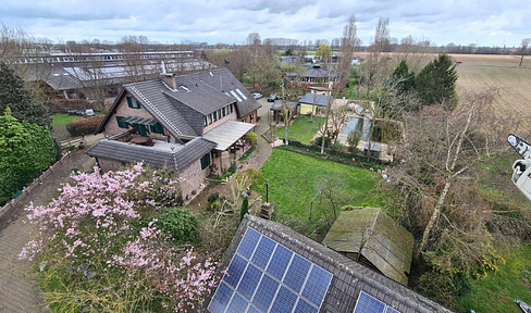 Property with a lot of potential, 3 apartments with a separate apartment, 5 stables, 4 garages, forest and pasture