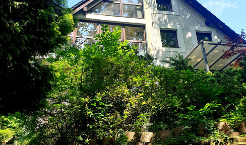 Free of commission: Half of a house with 2 apartments
