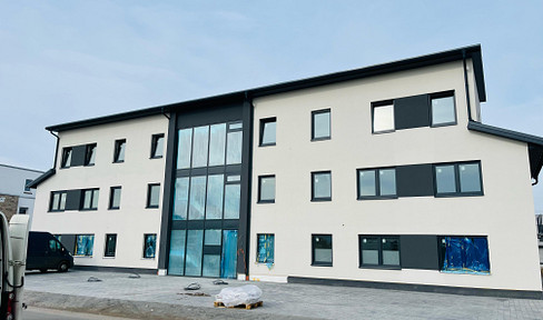 Stillvolle 4-Zimmer EG Neubauwohnung KFW 40 (Wärmep.+PV) mit Terrasse und Garten.