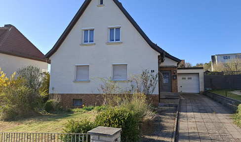 Ein- bis Zweifamilienhaus - Renovierungsbedürftig