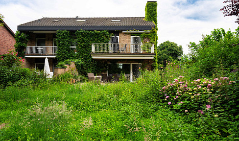 Exclusive detached house on the edge of the forest - with granny apartment and plenty of space to develop!