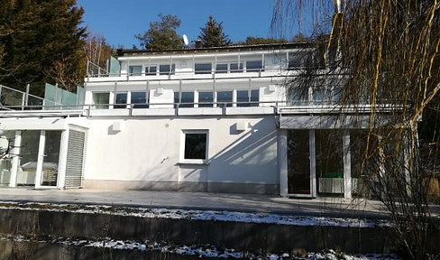 Einfamilienhaus (Terrassenbau) mit 2 großen Einliegerwohnungen