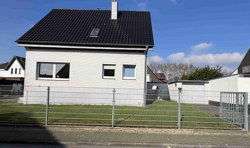 Detached house with cellar, garage and garden