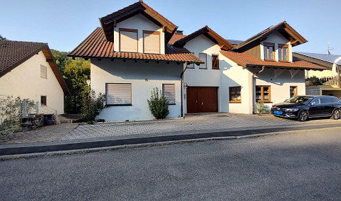 Beautiful 6-room apartment with balcony in a quiet location in Hochhausen