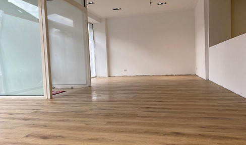 Versatile store - with large display windows / Free of commission from the owner