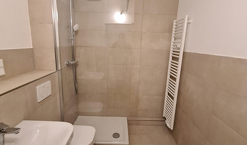 Schöne 2,5-Zimmer-Hochparterre-Wohnung mit Wohnessdiele nach Sanierung mit Balkon (Uni Nähe)