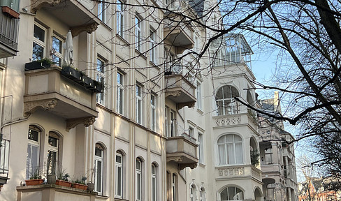 Helle Dachgeschosswohnung im Rheingauviertel