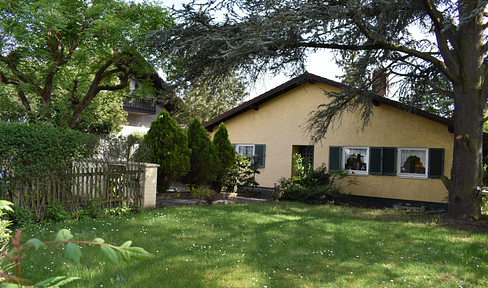 Lucrative south-facing plot in Maintal/Dörnigheim on the Mainwiesen in a prime villa location from private owner