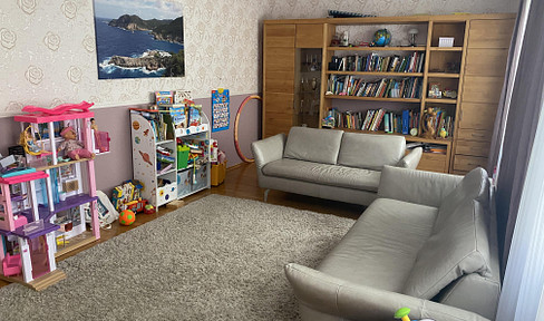 Centrally located near the university, with a balcony and fitted kitchen, and no agency fees.