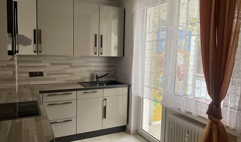 Centrally located near the university, with a balcony and fitted kitchen, and no agency fees.