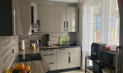 Apartment in a central location, with a balcony and fitted kitchen.