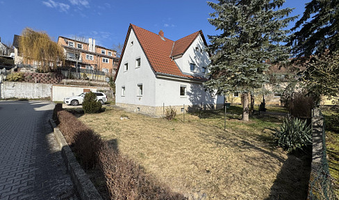 Beautiful and commission-free DHH in a top location - move-in possible immediately!