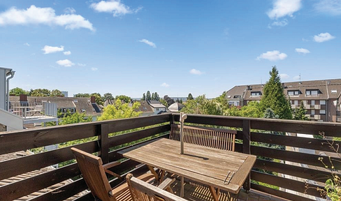 Spacious one- to multi-generation house in a prime location in Bonn-Beuel, also for non-disruptive businesses.