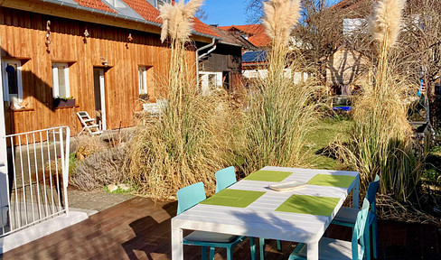 Individual country house in Schäftlarn top modernized with garden, PV system and carport - from private owner