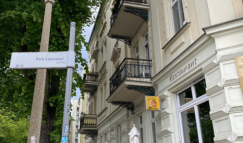 Furnished apartment in an old building right next to the castle park