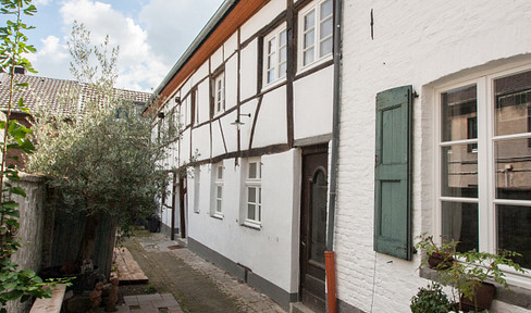 Living in a listed ensemble in idyllic Krefeld-Hüls with garden use and parking space