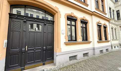 Your investment with a future: Rented 2-room first floor apartment in Stadtfeld Ost
