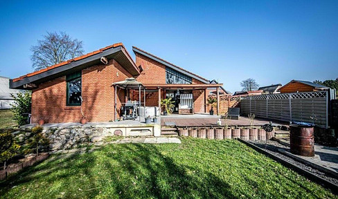 Charming detached family home near the Elbe beach with double garage - commission-free