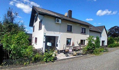 Idyllisch gelegenes Landhaus (ehemaliges Bauernhaus) mit toller Aussicht und großem Grundstück