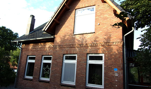 Einfamilienhaus mit Halle Isoliert auf großen Grundstück