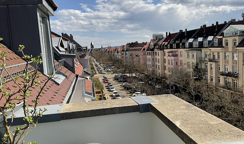 Sehr schöne 4,5 Zi Altbau Wohnung mit gehobener Innenausstattung mit Balkon und EBK in KA-West