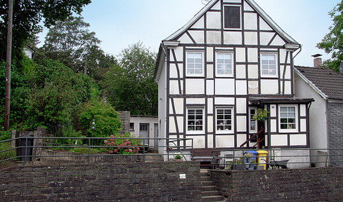 Charming half-timbered house with potential – optional garden plot with its own access to the Wupper river.