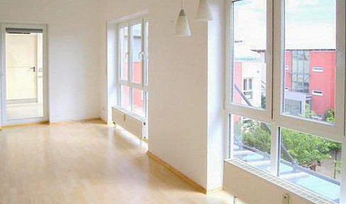 Bright 3-room apartment with 2 balconies, fitted kitchen in a central, quiet location
