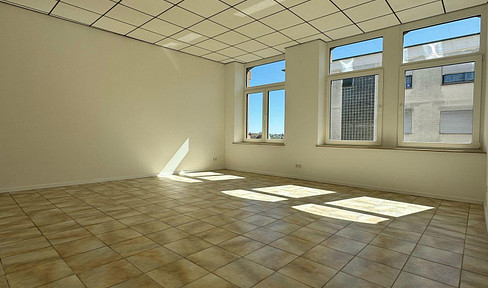 Renovated apartment, 3 rooms incl. eat-in kitchen, 120sqm with EBK, near hospital/finance office