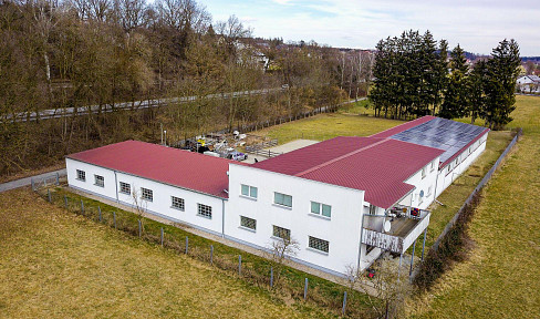 Einzigartige Gewerbeimmobilie mit Lagerhallen, Bürogebäude, Wohnung und eigenem Reitplatz