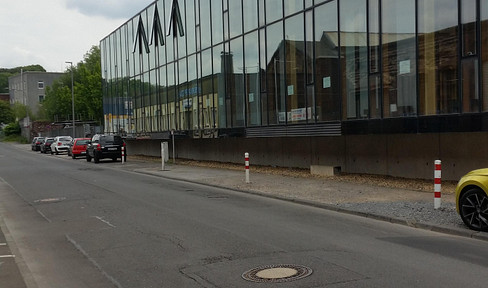 Außergewöhnliches Bürogebäude/Ausstellungsräume mit kleiner Außenfläche und Parkplätzen