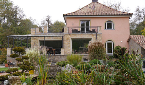 Exklusive freistehende Villa mit Traumgarten