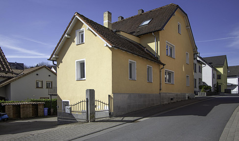 Schöne renovierte 5-Zimmer-Wohnung mit Einbauküche und Balkon zu verkaufen!