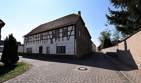 Half-timbered house - living and working - vacant and in need of renovation