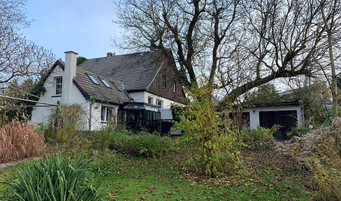 Property with semi-detached house on the outskirts of Berlin