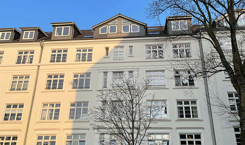 Free of commission: Light-flooded maisonette apartment