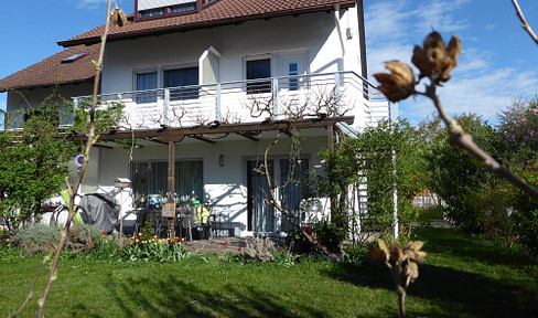 Detached house with 2 apartments (112 + 64 m²) on 364 m² corner plot with garage and carport in Lohhof-Süd