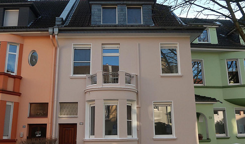 Wunderschöner Altbau in Bestlage: Stilvolles Wohnen mit großem Garten in charmanter Straße