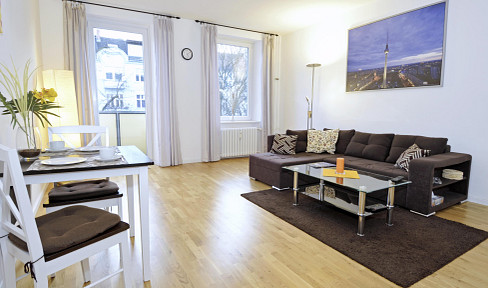 Ready-to-occupy old apartment in the front building of a quiet side street