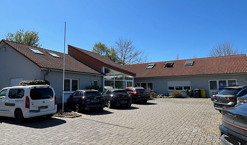 Spacious office building in commercial area with good transport links
