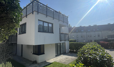 Modern, ground-floor apartment located near the city center, with a large garden.